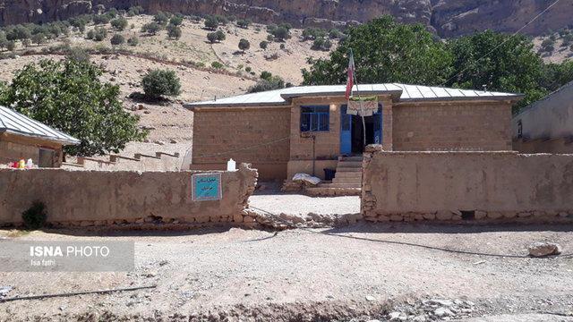 مدرسه ای که دانش آموزانش باید با کلاه ایمنی سرکلاس حاضر شوند مدرسه ای که دانش آموزانش باید با کلاه ایمنی سرکلاس حاضر شوند