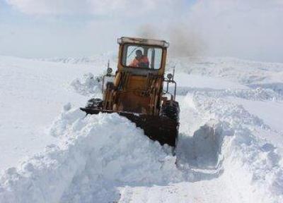 برف روبی محوطه مرز باشماق در حال اجرا است