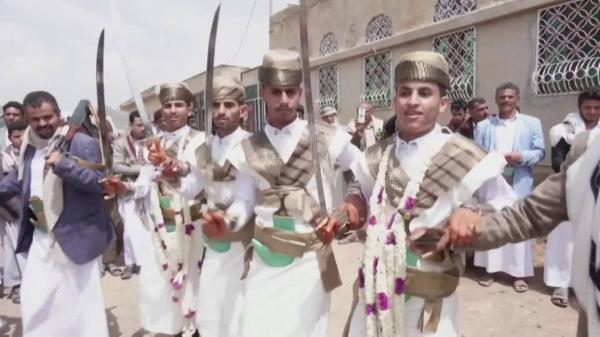 پایکوبی دامادهای یمنی در جشن عروسی دسته جمعی